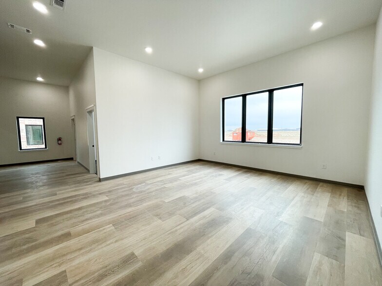 More Photos Of 6905 Alcove Ave, Lubbock Office For Sale