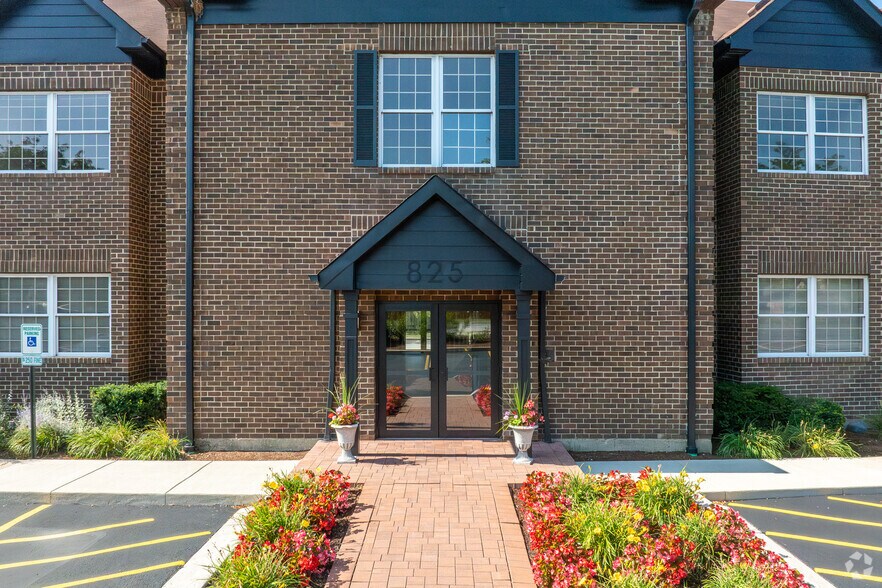 More Photos Of 825 E Golf Rd, Arlington Heights Medical For Lease