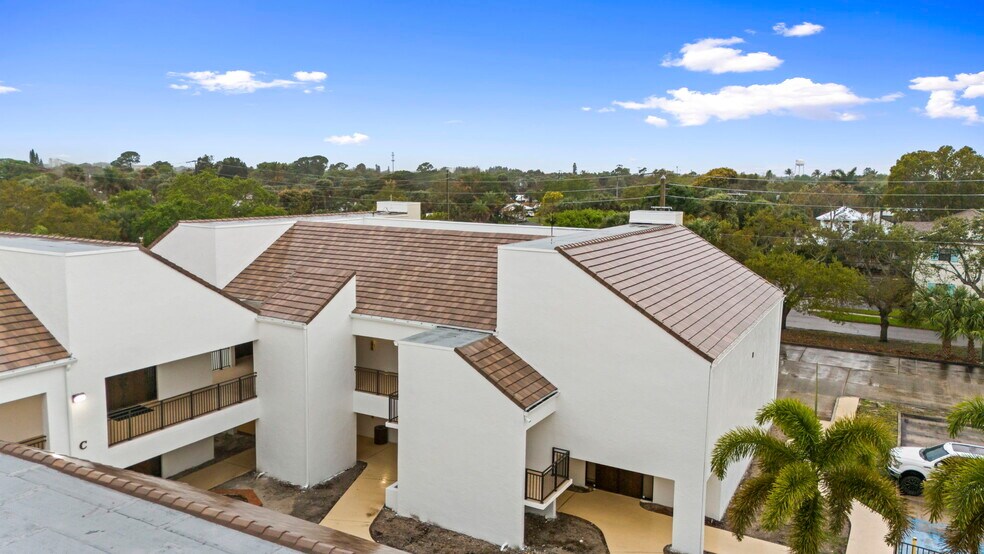 More Photos Of 900 SE Ocean Blvd, Stuart Office For Sale