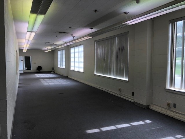 More Photos Of 1245-1405 Thomas Beck Rd, Des Moines Manufacturing For Lease