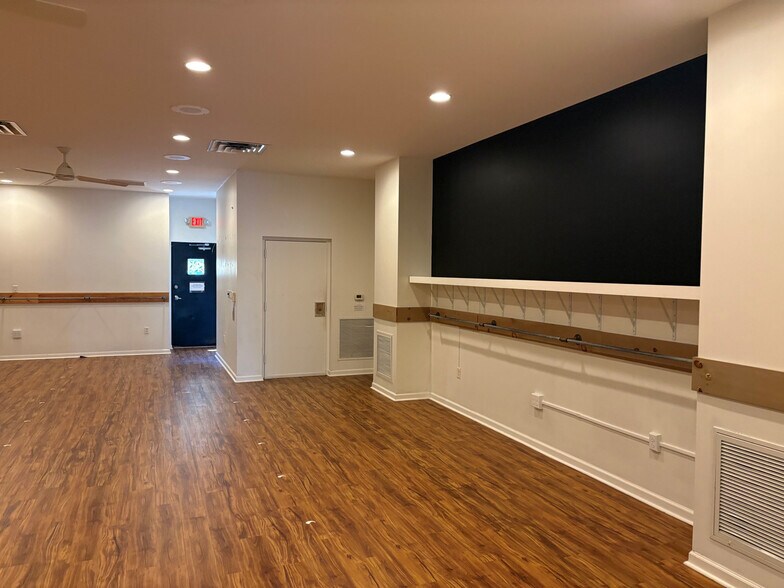 More Photos Of 410 Lightfoot Rd, Williamsburg Storefront Retail Office For Lease