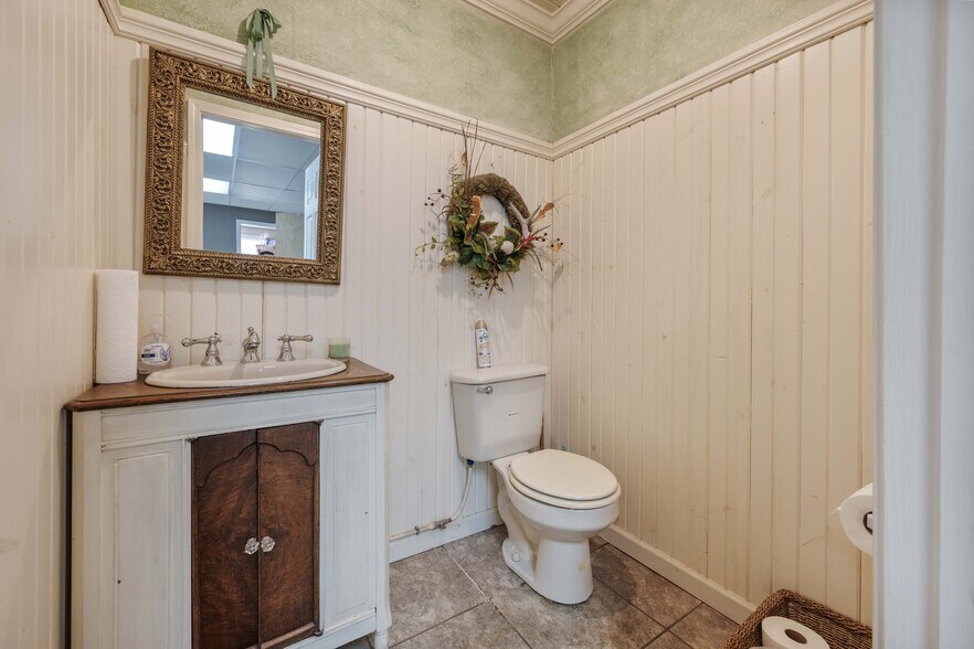 More Photos Of 364 W Main St, Decaturville Flex For Sale