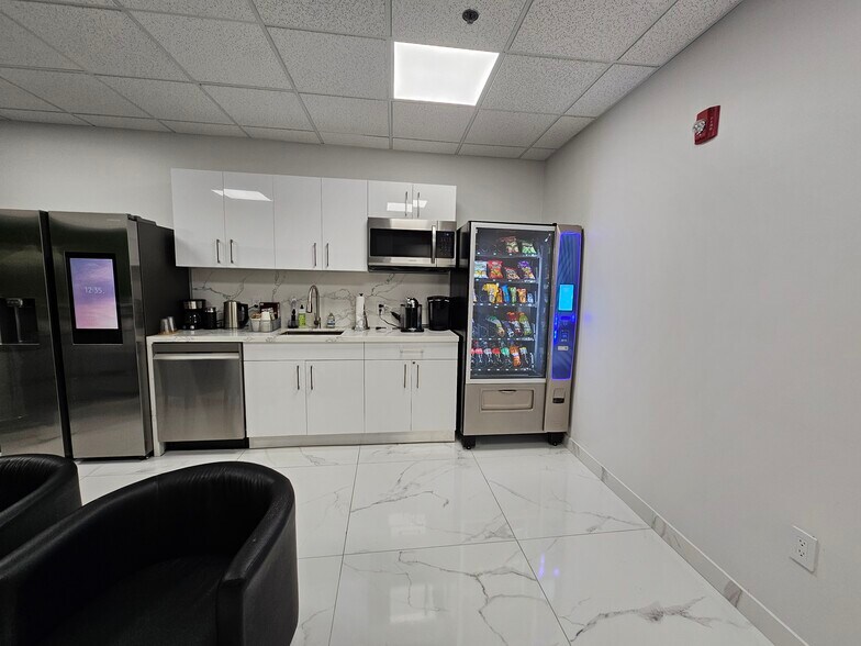 More Photos Of 12550 Biscayne Blvd, North Miami Medical For Lease