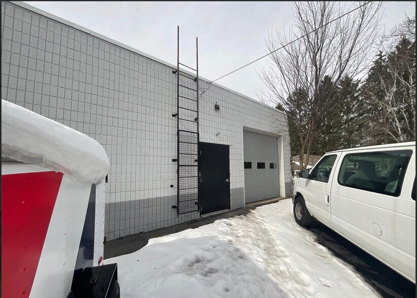 More Photos Of 2807 Lake Michigan Dr NW, Grand Rapids General Retail For Lease