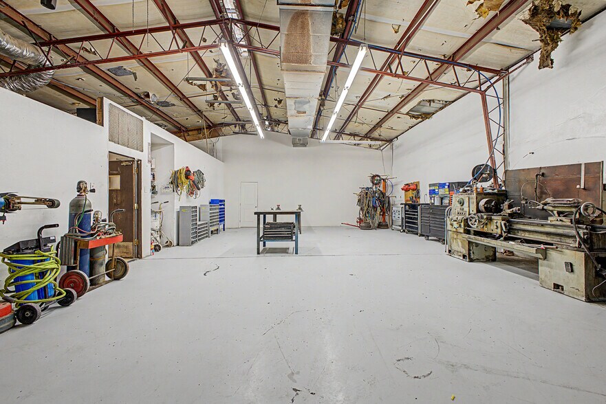 More Photos Of 3050 W 4th Ave, Apache Junction Warehouse For Lease