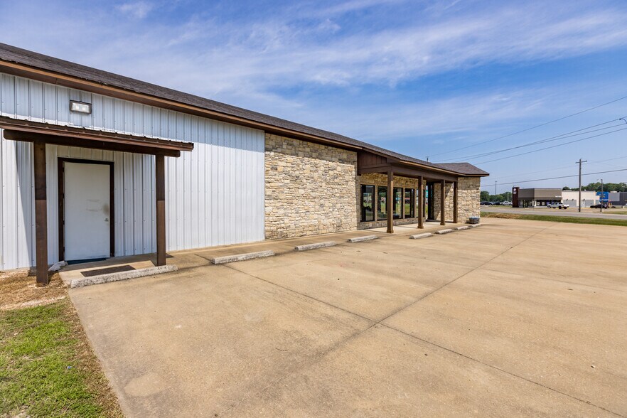 More Photos Of 1910 E Jackson St, Hugo Freestanding For Sale