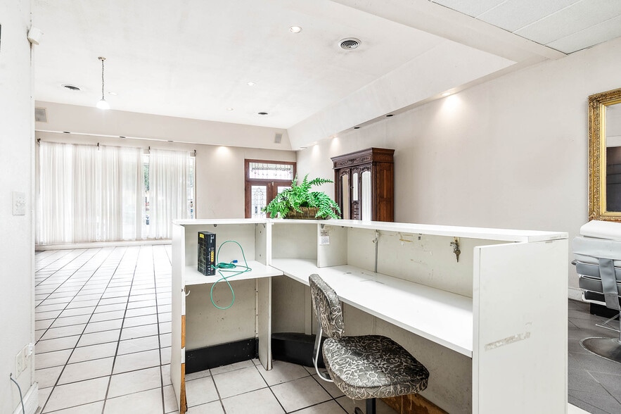 More Photos Of 101 E Monseratte St, El Campo Storefront For Sale