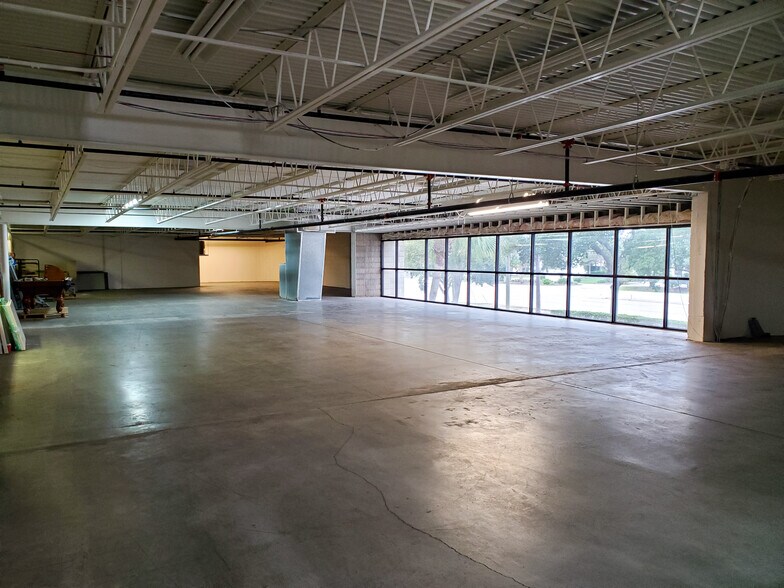 More Photos Of 12105 N 28th St, Saint Petersburg Warehouse For Sale