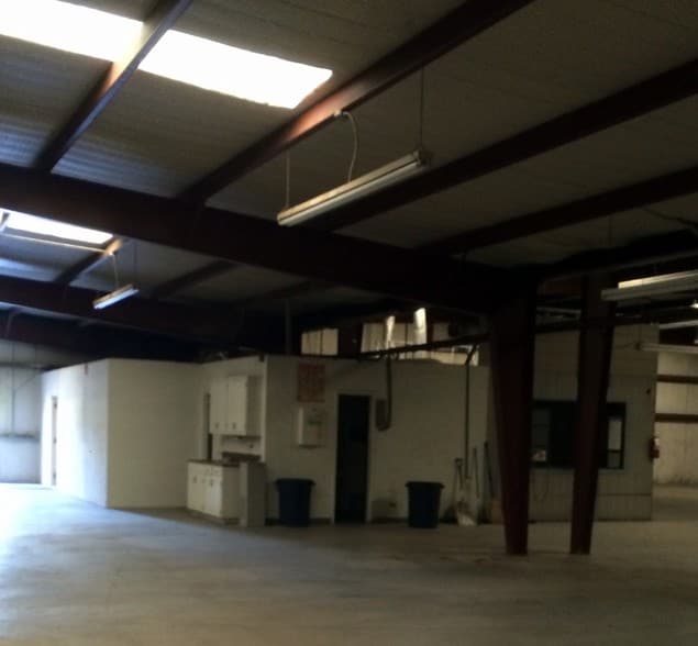 More Photos Of 440 N Broadway St, Joshua Manufacturing For Lease