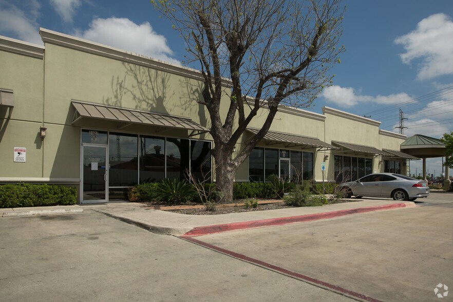 More Photos Of 7127 Somerset Rd, San Antonio Medical For Lease