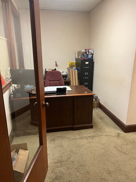 More Photos Of 740 8th Ave, Huntington Warehouse For Lease
