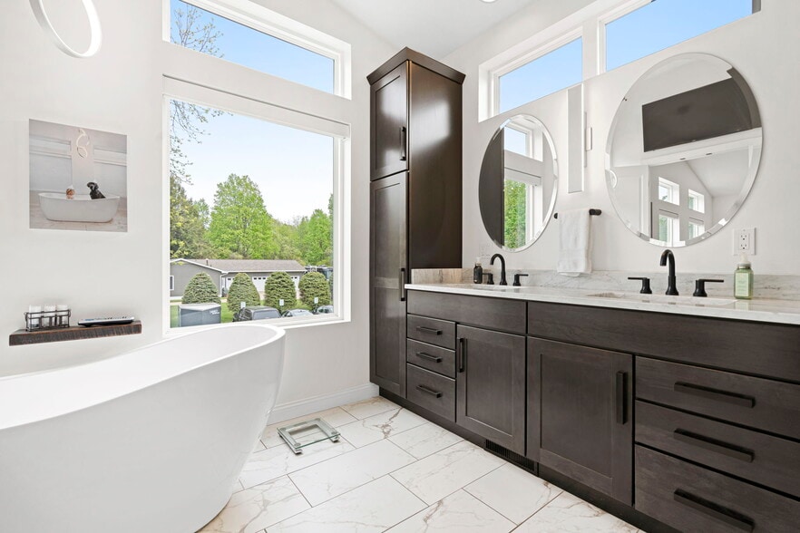 More Photos Of 612 N Lakeshore Dr, Ludington Hotel For Sale