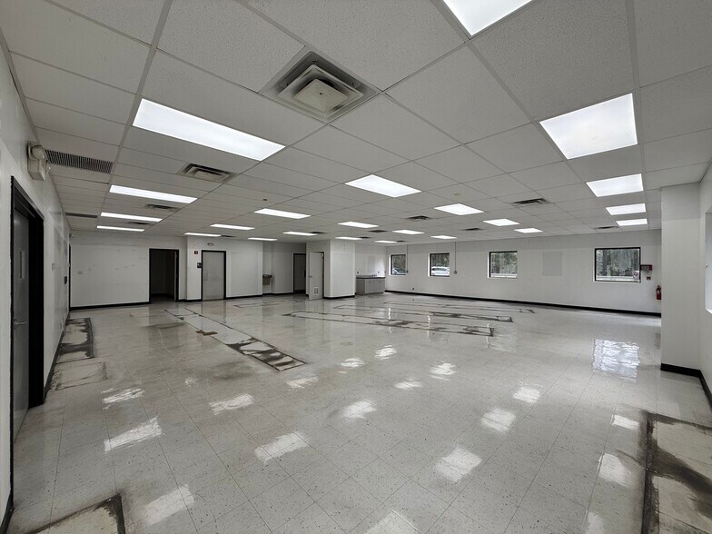 More Photos Of 701 Fentress Blvd, Daytona Beach Distribution For Lease