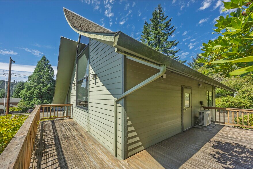 More Photos Of 210 NE Alder St, Toledo Office For Sale