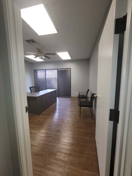 More Photos Of 215 Dalton Dr, DeSoto Office Residential For Lease