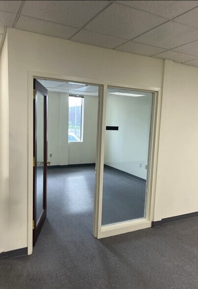 More Photos Of 137 W Commercial Ave, Moonachie Warehouse For Lease