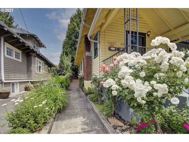 More Photos Of 4423 SE Hawthorne Blvd, Portland Office For Sale