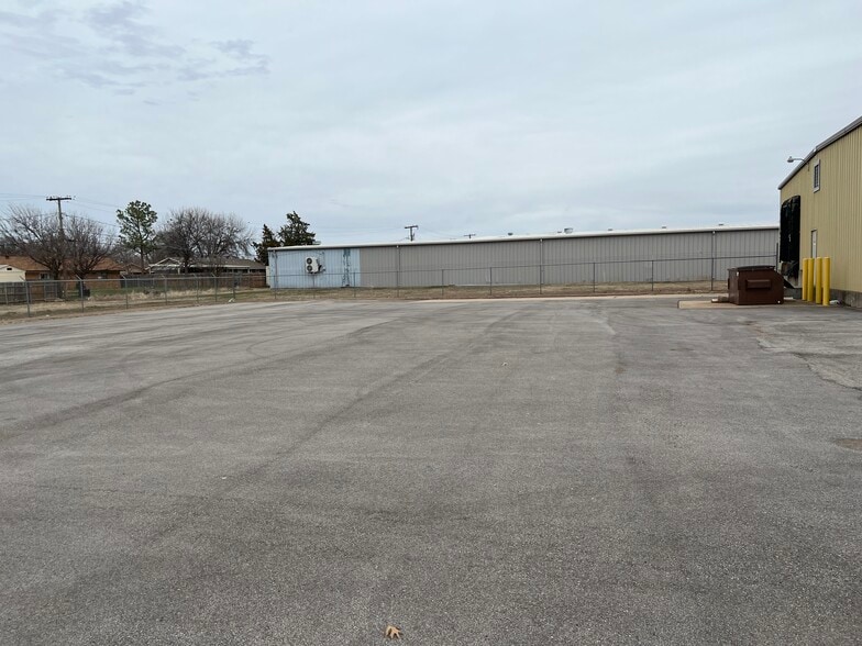 More Photos Of 1416 Twin Oaks St, Wichita Falls Warehouse For Lease