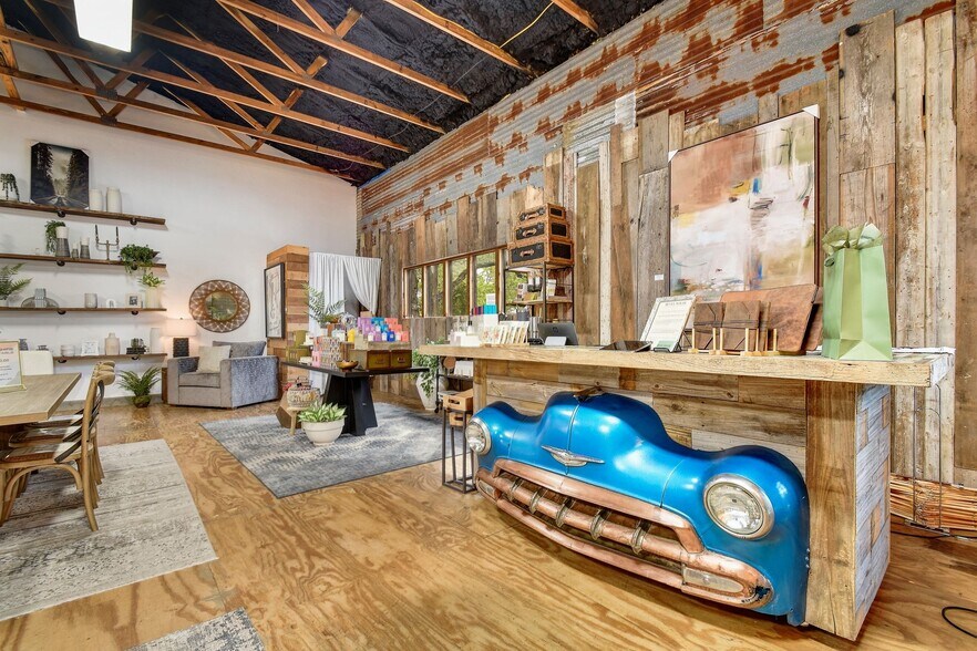 More Photos Of 330 W Mercer St, Dripping Springs Freestanding For Lease