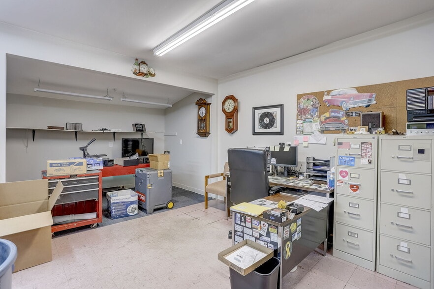 More Photos Of 329 Otter St, Bristol Flex For Lease