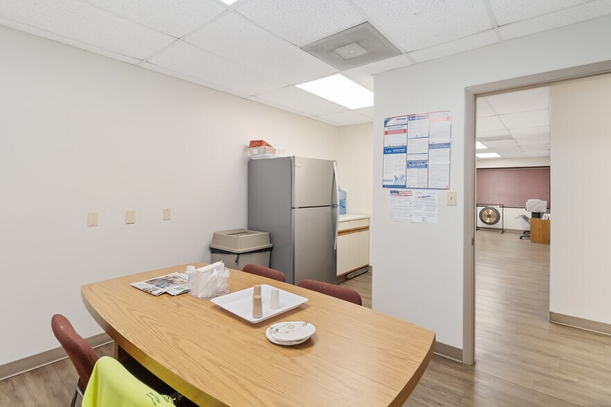 More Photos Of 1076 Florida Central Pky, Longwood Warehouse For Lease