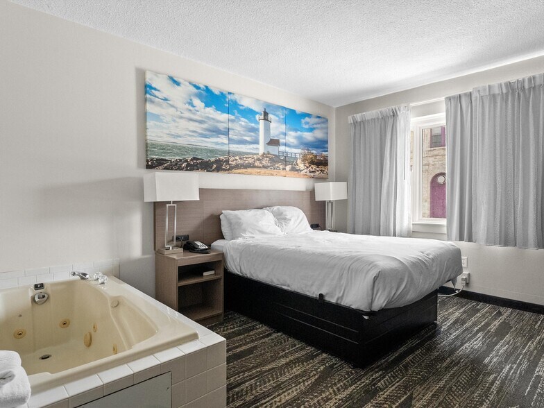 More Photos Of 908 Washington St, Manitowoc Hotel For Sale