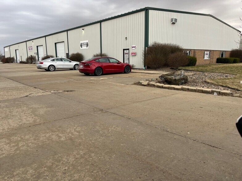 More Photos Of 2902 Gill St, Bloomington Light Manufacturing For Sale