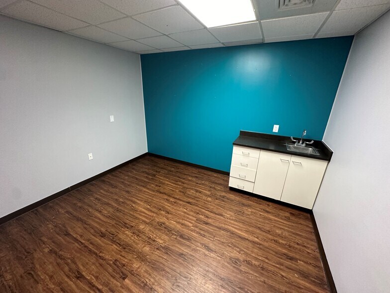 More Photos Of 704 Longmire Rd, Conroe Medical For Sale