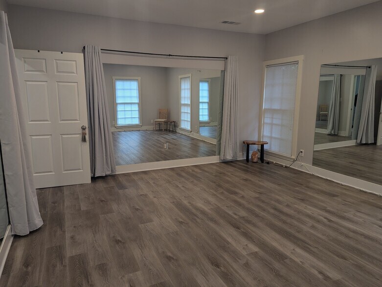 More Photos Of 555 Research Dr, Athens Office For Lease