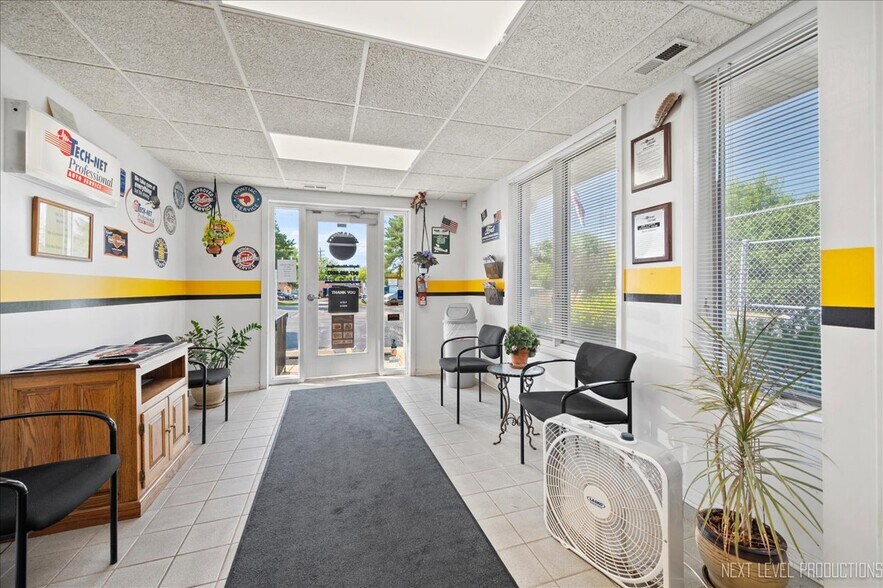 More Photos Of 632 W Colfax St, Palatine Flex For Sale