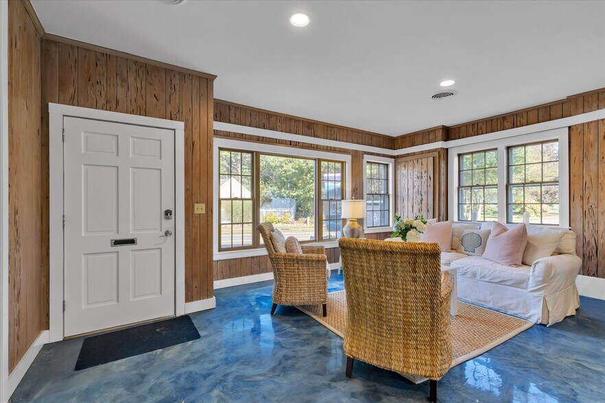 More Photos Of 627 S Main St, Centerville Office For Sale