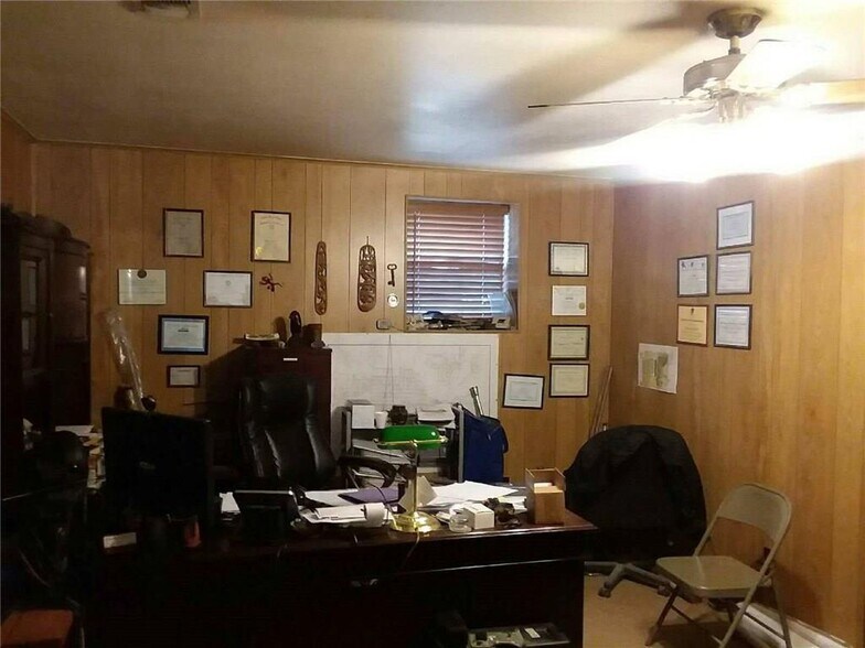 More Photos Of 1819 S Chestnut St, Lampasas General Retail For Sale