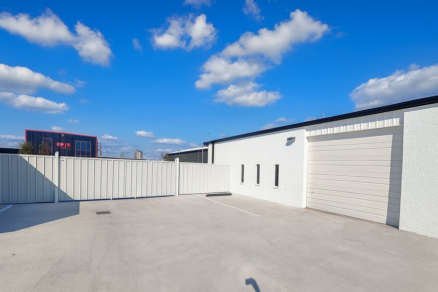 More Photos Of 5807 Star Ln, Houston Service For Lease