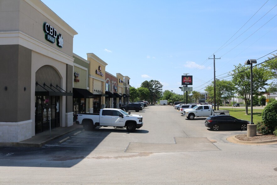 More Photos Of 7924 S Broadway, Tyler Storefront Retail Office For Sale