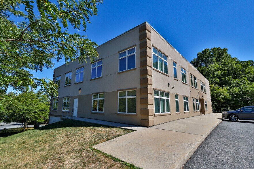 More Photos Of 1425 Mountain Dr N, Bethlehem Office For Lease