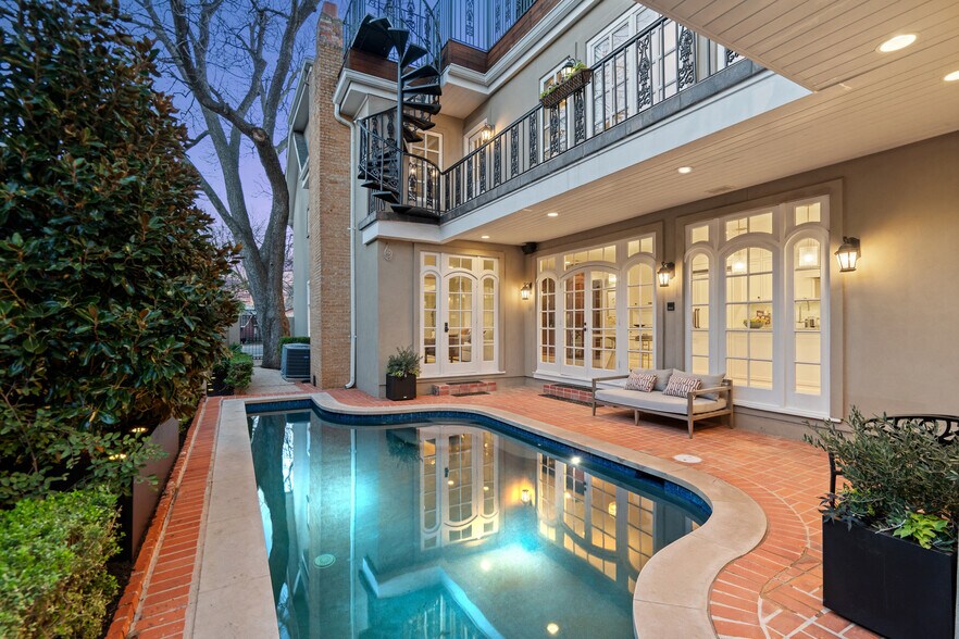 More Photos Of 1810 W 35th St, Austin Specialty For Sale