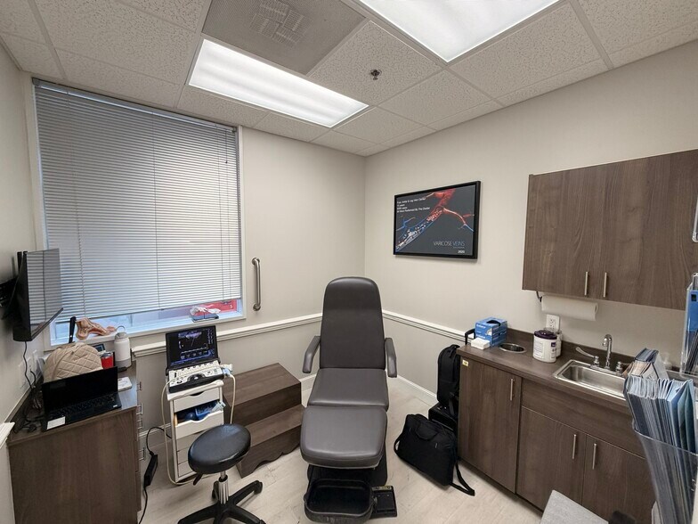 More Photos Of 670 Glades Rd, Boca Raton Medical For Sale