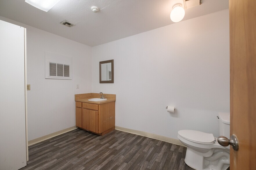 More Photos Of 500 Queen Ave SW, Albany Service For Sale