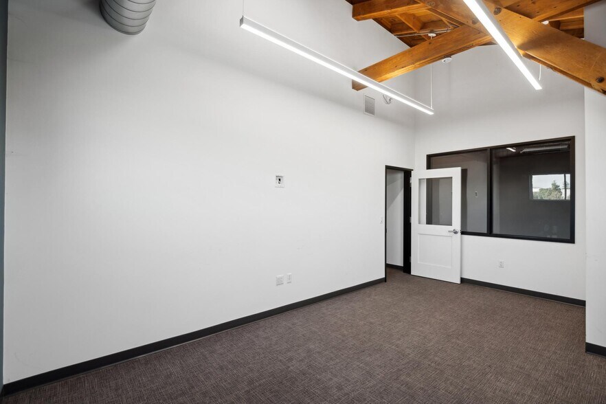 More Photos Of 1000 Calcot Pl, Oakland Warehouse For Lease