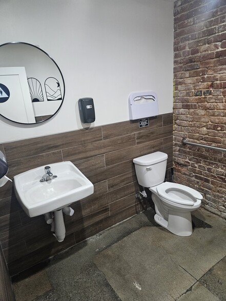 More Photos Of 400-490 Lincoln Blvd, Lincoln Unknown For Lease