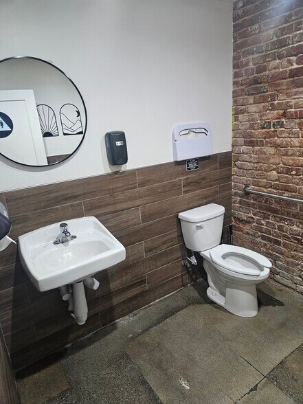 More Photos Of 400-490 Lincoln Blvd, Lincoln Unknown For Lease