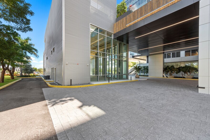 More Photos Of 21550 Biscayne Blvd, Aventura Office For Lease