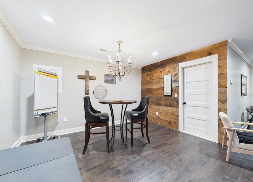 More Photos Of 102 Kimberly Ave, Muscle Shoals Office For Sale