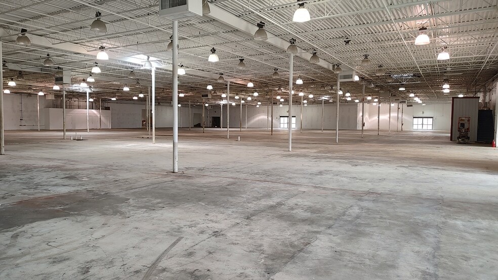 More Photos Of 2202 S Market St, Brenham Department Store For Sale