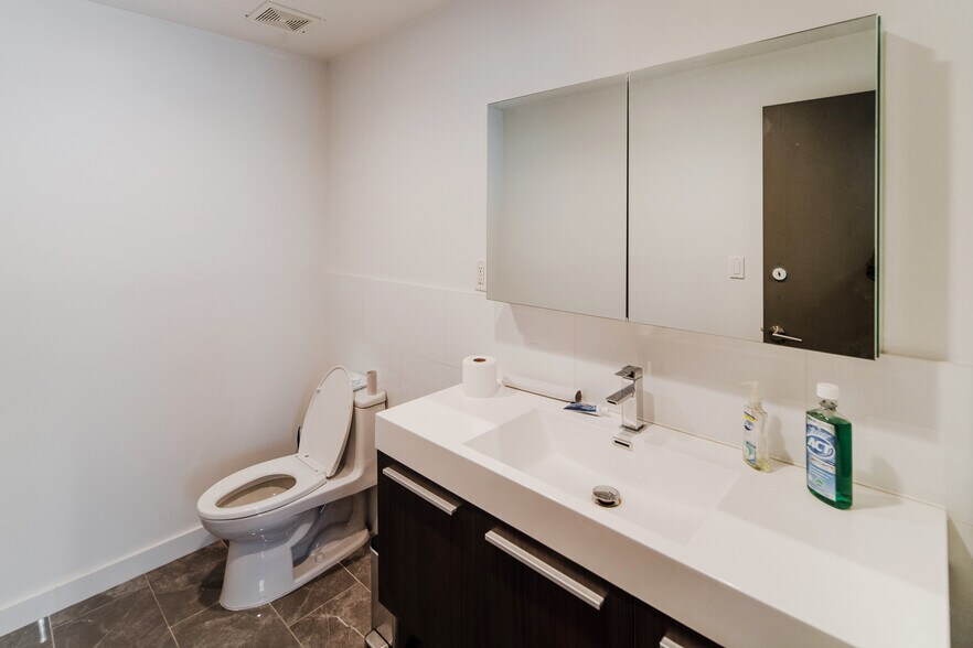 More Photos Of 1819 Gilford Ave, New Hyde Park Warehouse For Lease