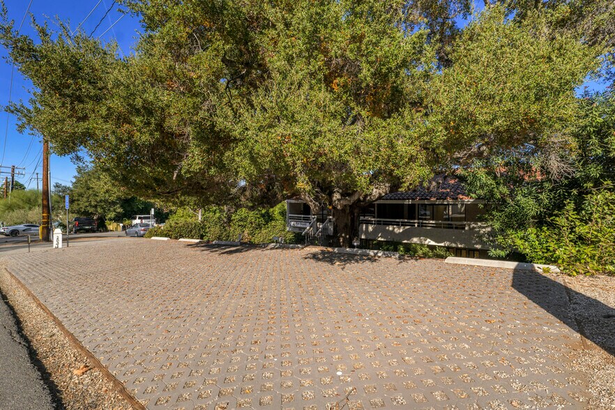 More Photos Of 28215 Agoura Rd, Agoura Hills Office For Lease