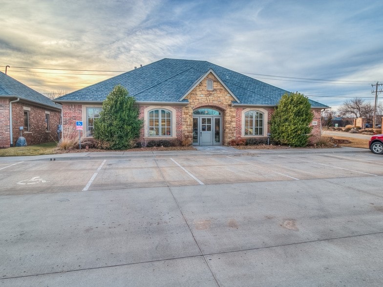 More Photos Of 1000 NW 139th Street Pky, Oklahoma City Office For Lease