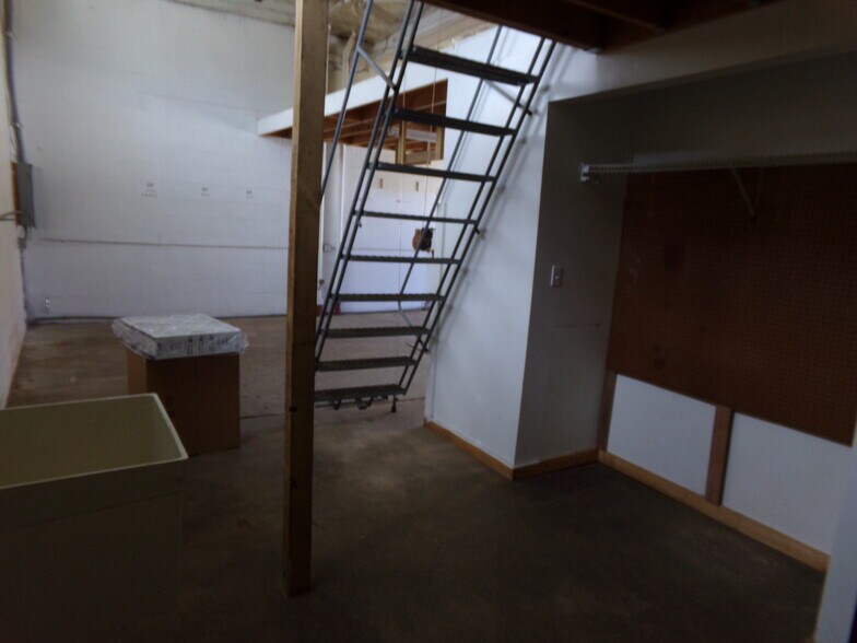 More Photos Of 39 E William St, Delaware Light Distribution For Lease