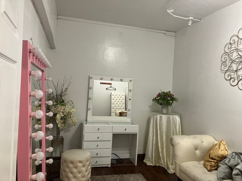 More Photos Of 4500 West Ave, San Antonio General Retail For Lease
