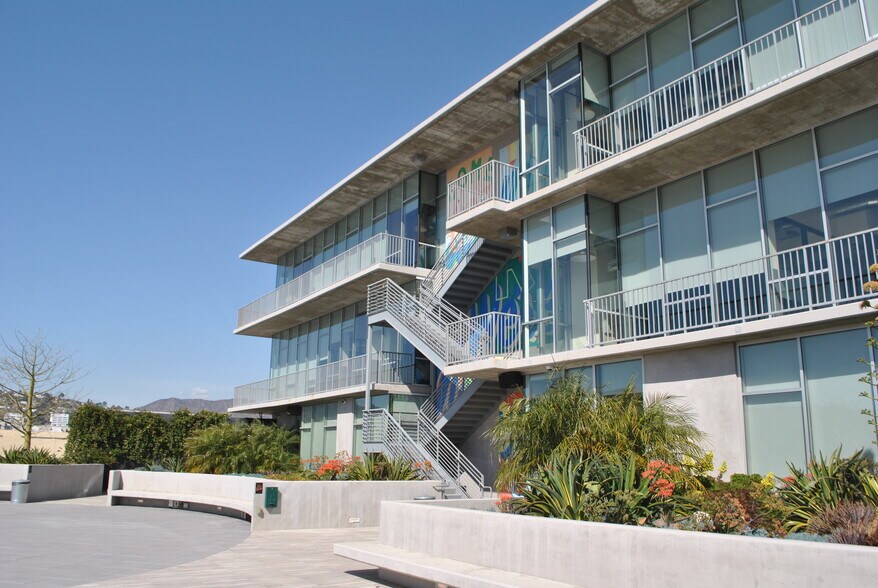 More Photos Of 925 N La Brea Ave, Los Angeles Loft Creative Space For Lease
